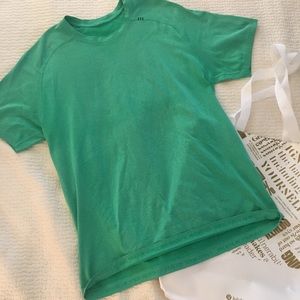 Lululemon Men’s M Metal Vent Tech Green Shirt
